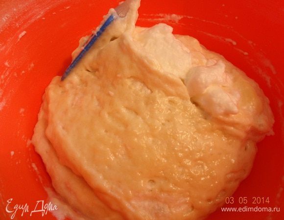 Белки достать из холодильника, взбить с лимонным соком или солью до устойчивых пиков, в три приема ввести в основную массу, перемешивая быстро, но аккуратно лопаточкой снизу вверх. 