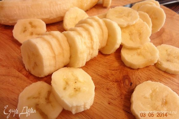 Духовку разогреть до 180 С. Бананы очистить, порезать кружочками 1 см толщиной.