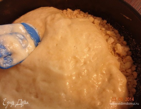 В форму выложить половину теста, сверху распределить все бананы. Присыпать половиной от общей массы крошки.