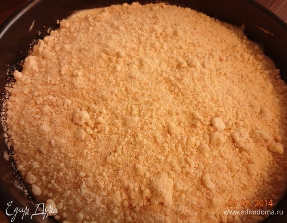 Затем выложить оставшееся тесто, на него остатки крошки, равномерно распределив их по поверхности. Отправить пирог в духовку на 50-60 минут. Если бортики вашей формы низкие, автор рекомендует поставить вниз пустой противень, т.к. пирог будет хорошо увеличиваться в процессе выпечки и верхний слой крошки может пересыпаться за край формы.