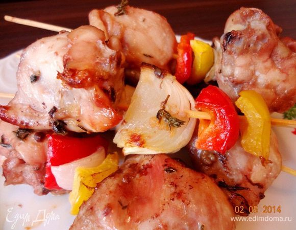 Настоятельно рекомендую попробовать куриные шашлычки с овощами по рецепту Елены http://www.edimdoma.ru/retsepty/66283-shashlyk-iz-kuritsy-s-ovoschami.
Я брала кусочки с косточками, очень вкусно, сытно и довольно быстро! Кстати, совсем не тяжело для желудка относительно жаренного на костре мяса)