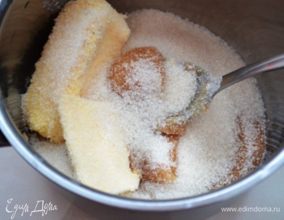 В ковше смешать сливочное масло, мед и сахар и поставить на средний огонь растапливать.