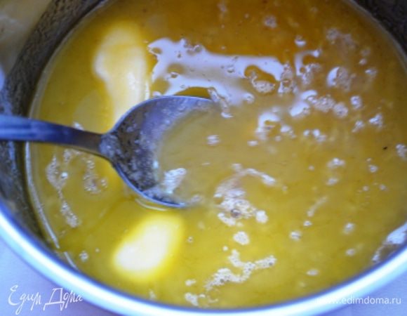 все должно смешаться и стать однородным - важно не доводить до кипения! Смесь убрать с огня, остудить 10 минут и ввести яйцо