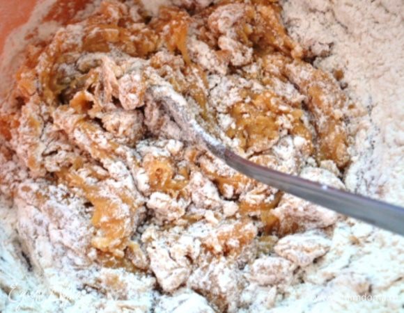 Всыпать порциями сухую смесь в жидкую и как следует перемешать - пойдет дивный аромат. 