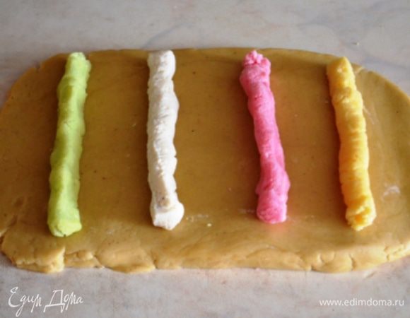 Тесто раскатать в прямоугольник длиной равной длине колбасок из марципана. Я заранее руками размяла руками 4 куска марципана, длина теста равна длине марципана. Нужно заранее прикинуть размер того и другого. Толщина теста примерно 0,5 см. Если у вас 1 большой кусок марципана - раскатайте его в одну большую колбаску. Вот так выглядела заготовка у меня... 