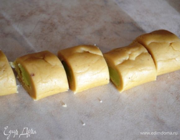 Нарезаем каждую на кружки по 1 см толщиной, рукой чуть расплющиваем.