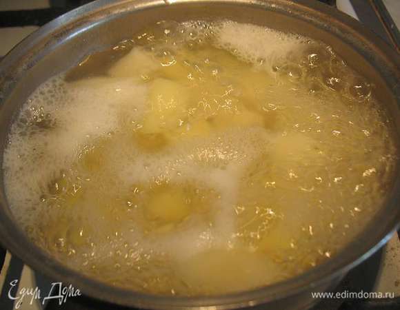 Картофель почистить и отварить до готовности.