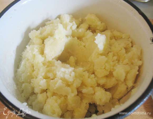 Отваренный картофель слить и помять, без воды.