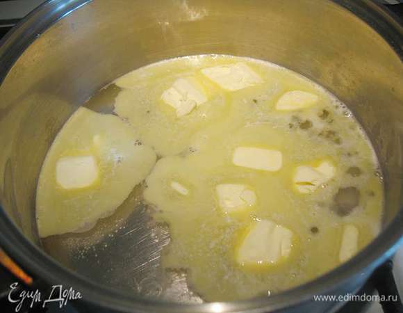 В кастрюльку положить соль, налить воду и довести до кипения. Добавить сливочное масло, растворить и дать покипеть 10 секунд.