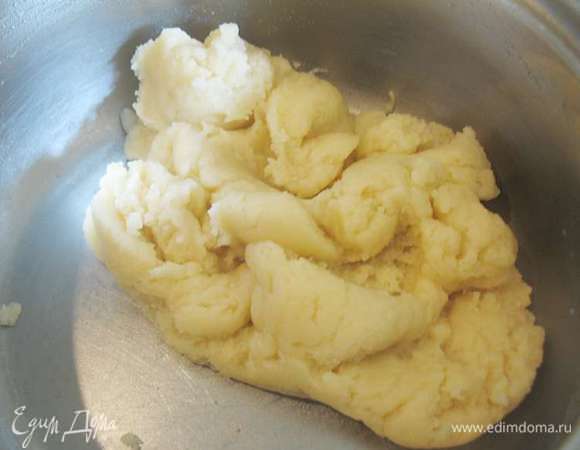 Убрать с огня всыпать муку и быстро перемешать. Вернуть на огонь и прогреть еще 2 минуты постоянно мешая, чтобы выпарилась лишняя жидкость.