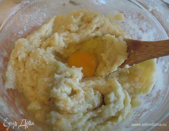 По одному добавляем яйца, каждый раз хорошо перемешивая.