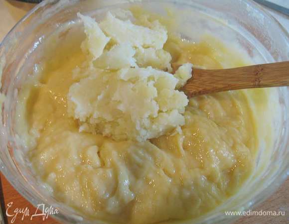 Добавляем картофельное пюре и хорошо перемешиваем. Должна получится гладкая текстура.