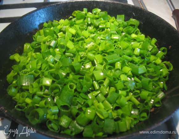 Лук помыть, порезать и слегка прогреть его с маслом. Лук должен слегка смягчится и осесть.