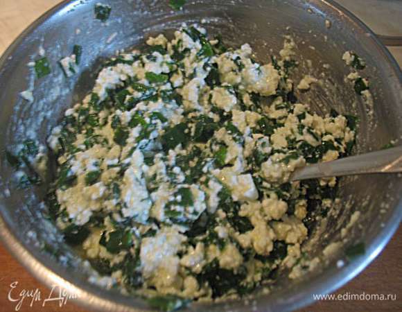 К луку добавить творог, посолить, поперчить и хорошо перемешать. У меня все равно оказалось мало лука.  