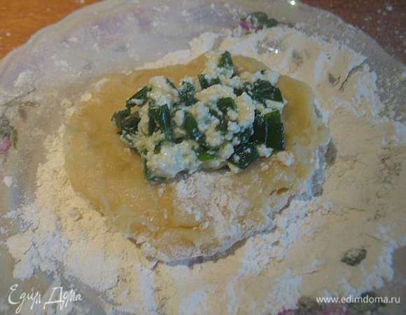 Формируем пирожки. Делаем лепешку в нее кладем начинку, защипываем края. Формируем пирожки.  