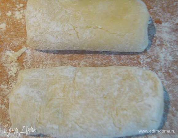 У меня они получились продолговатые. Во Франции их формируют круглыми и называют клецками (ну так в переводе выходит)