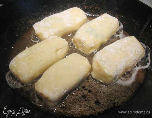 Обжариваем пирожки на растительном масле до золотистой корочки.