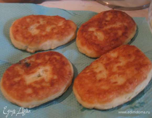 Обжаренные пирожки кладем на бумажную салфетку, чтобы удалить жир.