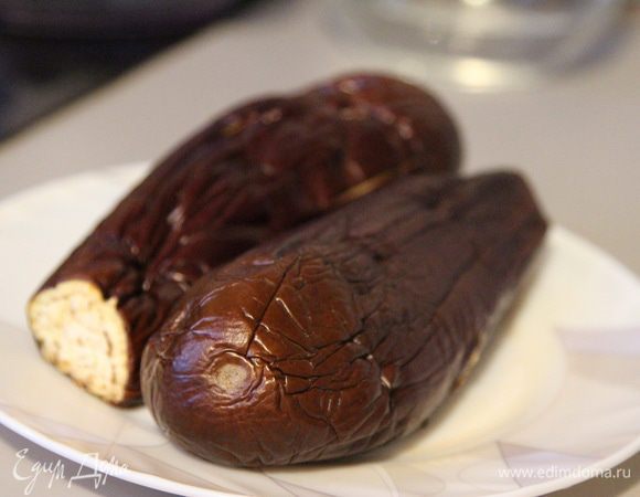 Баклажаны помыть, срезать хвостики и проколоть в нескольких местах. Запекать при 180-200 градусах примерно 50 минут, пока они не станут мягкими.