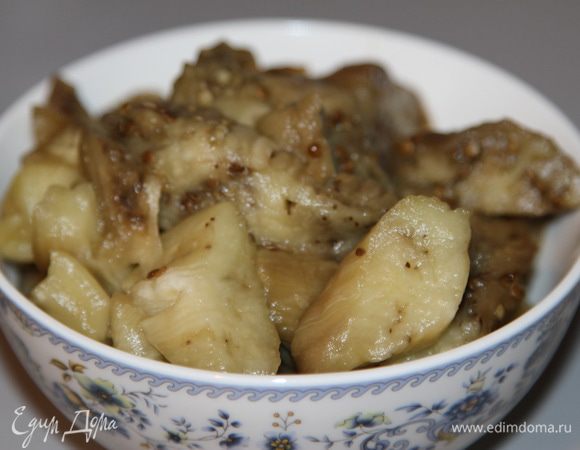 Остудить, снять кожицу и нарезать ломтиками.