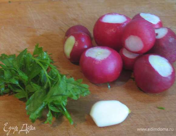 Редиску, петрушку помыть и обрезать верхушки и хвостики. Чеснок почистить. 