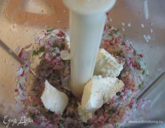 Добавить творог, соль, черный перец и прокрутить блендер до однородности массы. Но лучше пробуйте. В рецепте сливочного сыра требовалось 30 г, а мне понадобилось больше. 