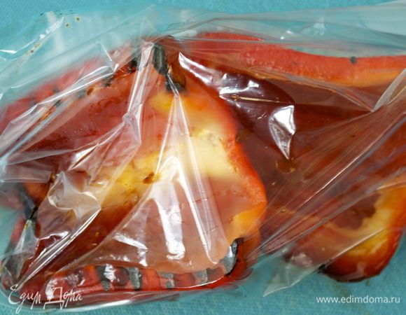 Нам потребуется заранее подготовить все ингредиенты для приготовления пасты и соуса. В частности, крупный красный перец очистить от семян, пожарить на гриле, затем положить в пакет и дать "отдохнуть".