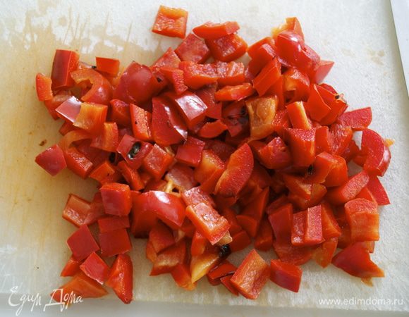  Удалить кожуру и нарезать кубиками. Отложить в сторону.
