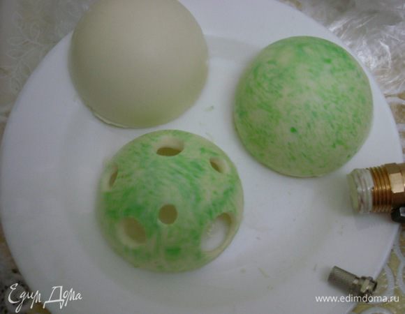 Сначала я заготовила полусферы из белой глазури - наносила в силиконовые формочки гелевый краситель. Подморозила в морозилке. На три слоя нанесла кисточкой растопленную глазурь, давая слоям застыть. Вытащила полусферы и металлическими трубочками нагревая их на газе сделала дырочки разного диаметра.