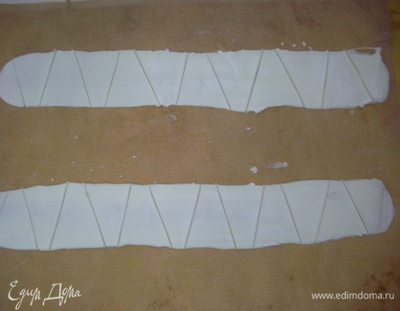 Сделала "заборчик" для выкладывания вокруг торта. Нанесла глазурь на тефлоновый лист в виде двух полос. Когда она подстыла, наметили ножом линии разлома. Подкрасила зеленым гелевым красителем.