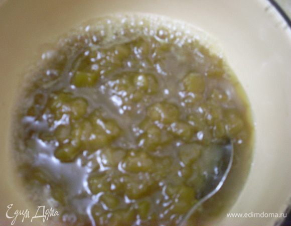 Так как ревень у нас только пошел, (самое большое 10 см высотой и это еще  он вырос раньше, чем обычно), использовала его только для украшения. А для начинки - свою прошлогоднюю заготовку - ревень чистила, резала кусочками, засыпала не слишком обильно сахаром и когда ревень дал сок варила в микроволновке. Сейчас довела заготовку до кипения и добавила 4 листа замоченного желатина.