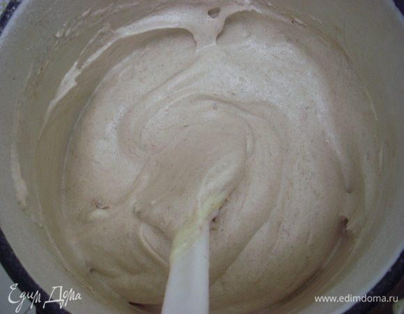Для теста в оригинальном рецепте идет только мука, но я решила заменить 5 грамм муки кукурузным крахмалом (так как собственно крахмала не было, добавила порошок пудинга, он был с какао и дал небольшой оттенок тесту). Взбить желтки с 50 граммами сахара до плотной светлой массы. Взбить белки до твердых пиков, добавить 35 грамм сахара и  еще взбить. Смешать белки и желтки. Просеять к ним муку и крахмал, осторожно перемешать.