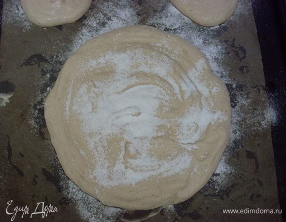 Выложить тесто в кондитерский мешок и отсадить на тефлоновый лист два круга диаметром 20 см. Посыпать сахарной пудрой. Подождать 5 минут и еще раз посыпать сахарной пудрой. Выпекать в разогретой до 180 градусов духовке до золотистого цвета.