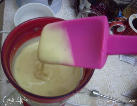 Приготовить мусс. Растопить на водяной бане белый шоколад. В ковшике довести до кипения 150 мл сливок с добавлением цедры половины лайма (в оригинале от целого плода, но у меня лайм был очень ароматный и я положила половину). Добавлять постепенно сливки к шоколаду, перемешивая смесь. Взбить ее блендером. Получится однородная "шелковая"  масса, она станет светлее.