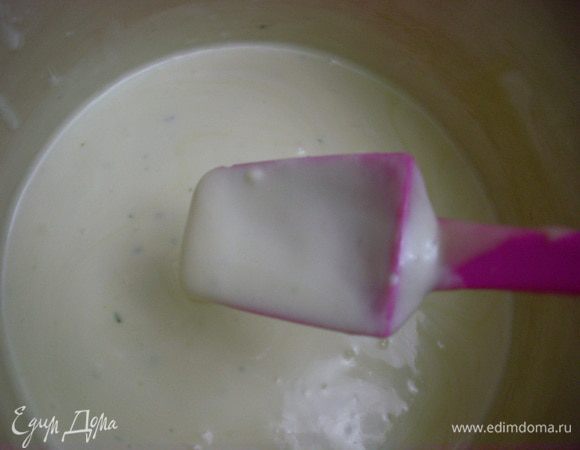 Взбить 500 мл сливок до мягких пик. Осторожно, небольшими порциями добавлять к сливкам шоколадный ганаш, осторожно перемешивая ложкой.