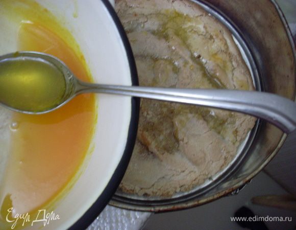 Обрезать коржи по размеру 20 см. Выложить нижний корж в форму диаметром 22 см. Пропитать половиной сиропа. Сверху выложить немного застывшую ревеневую начинку. Поставить в морозилку на 5-7 минут. Залить половиной мусса. Выложить второй корж. Пропитать его оставшимся сиропом. Залить оставшийся мусс и оставить пропитываться и застывать в холодильнике.