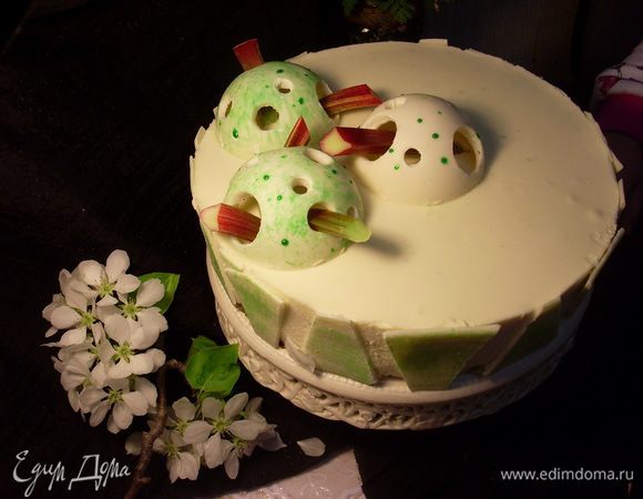 Когда мусс застынет, украсить по своему вкусу - я пыталась повторить дизайн Нины Тарасовой, только не использовала сверху ее глазурь (диоксида титана у меня нет, а цвет мусса мне и так понравился). 
Эрме украшает взбитыми сливками, клубникой и белым шоколадом (подает торт с клубничным кули). 
Ели мы торт на утро - за ночь бисквит прекрасно пропитался сиропом, а ревень давал очень интересную игру вкуса и текстуры. Мусс на белом шоколаде с лаймом тоже получился нежный и понравился даже мужу, хотя обычно он фруктовые вкусы в тортах не любит, а тут добавки просил и предложил в следующий раз ревеневую начинку пополам делить и на каждый слой теста выкладывать.