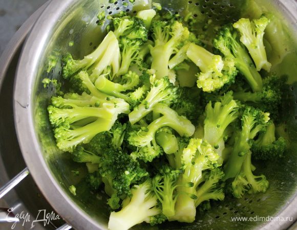 Брокколи разделить на небольшие соцветия и бланшировать около 3 минут в кипящей воде. Слить воду и тоже отложить в сторону. 