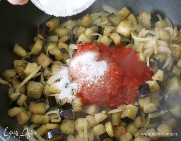 Добавить в сковороду, помешивая, сахар, томатное пюре, уксус и готовить в течение 1-2 минут.