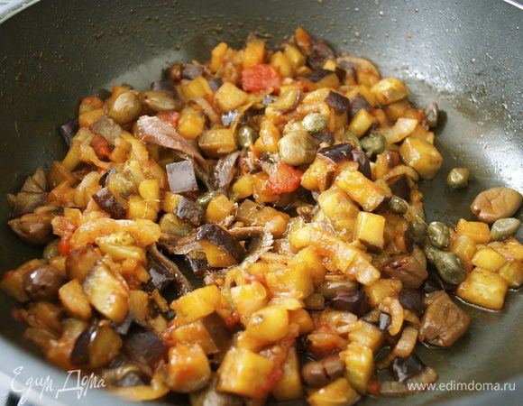 Перемешать нарезанные анчоусы, каперсы, базилик, петрушку и немного черного перца, добавить бульон. Потушить все пару минут, затем снять с огня и отставить в сторону. (Если захотите приготовить такую овощную закуску как самостоятельное блюдо, бульон можно не добавлять!!!)