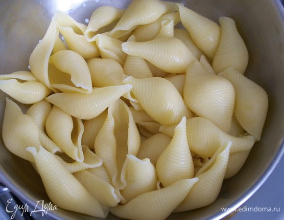 Сварить ракушечную пасту в большом количестве подсоленной воду согласно указаниям на упаковке. Не доварить буквально 2 минуты. Слить пасту и дать остыть.