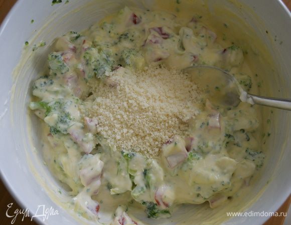 Разогреть духовку до 180 С.
В большой миске перемешать брокколи, сыр рикотта, измельченный зубчик чеснока, красный сладкий перец, соль, взбитое яйцо, черный молотый перец и тертый сыр пармезан (2 ст.л. сыра оставить).