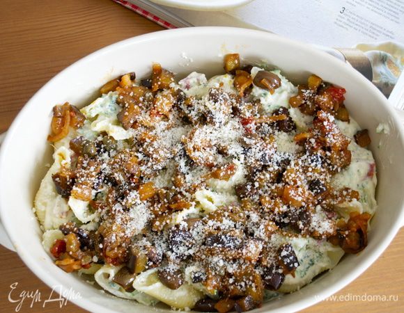 Запекать в разогретой духовке 20-30 минут, пока ракушки слегка не подрумянятся.  