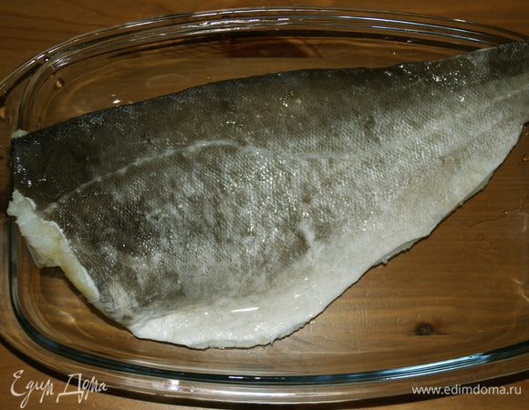 Вот так выглядит уже предварительно вымоченное рыбное филе. 
Вымоченную треску положить в большую кастрюлю, залить 2,5 л холодной воды. Довести до кипения, слить воду, налить новую и снова довести до кипения. Уменьшить огонь, накрыть и варить 15-20 минут, пока слои рыбы не будут легко отставать. 