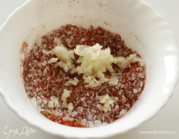 Соединяем соль, чёрный молотый перец, красный молотый перец, паприку,выдавливаем половину чеснока.