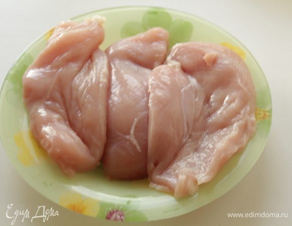 Куриные грудки хорошо моем под холодной проточной водой, просушиваем бумажным полотенцем, 