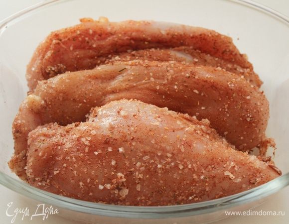 Тщательно натираем пряной смесью. Выкладываем грудки в миску, накрываем пищевой плёнкой и отправляем в холодильник на 24 часа. За это время мясо пустит сок, его сливать не нужно, пусть оно  маринуется.