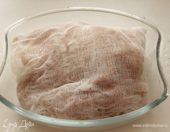 Заворачиваем мясо в чистую марлю или вафельное полотенце и отправляем в холодильник ещё на 24 часа. 