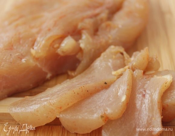 По прошествии суток мясо готово — его  можно тоньше нарезать и подать к столу. 