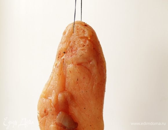 Но,я решила мясо еще немного подвялить, для это проденьте толстую нить и сделайте петлю. Мясо повесьте в проветриваемом помещении еще на 2-3 суток.
